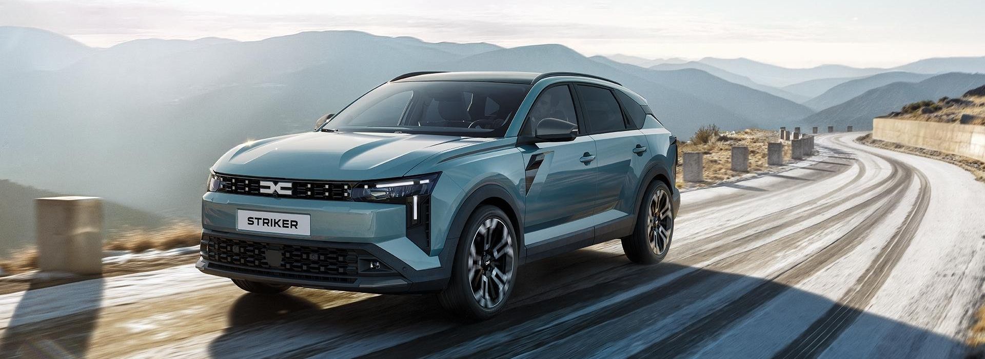 Produktbild Auto Dacia Striker in einer spektakulären Berlandschaft auf einer mit schnee befallenen Nebenstraße