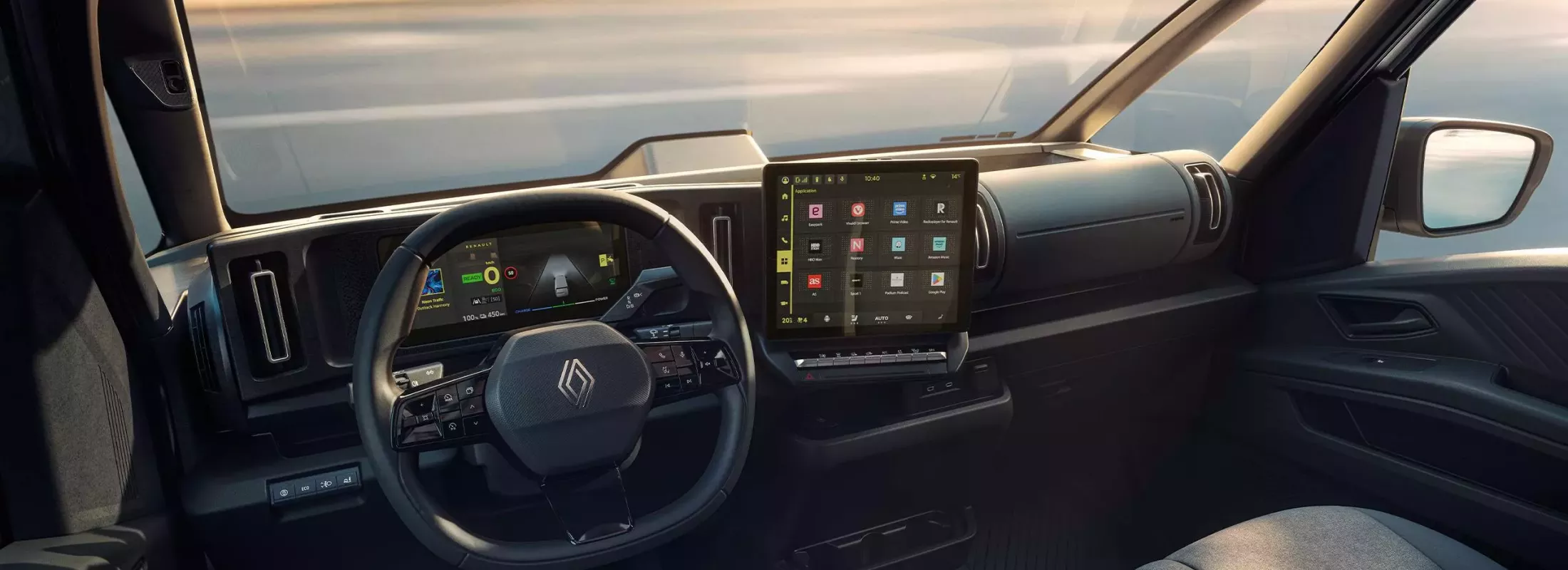 Innenraum eines Autos mit Lenkrad und großem Display im Cockpit