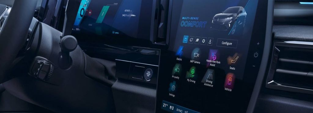Innenraum eines Autos mit digitalem Display und Infotainment-System