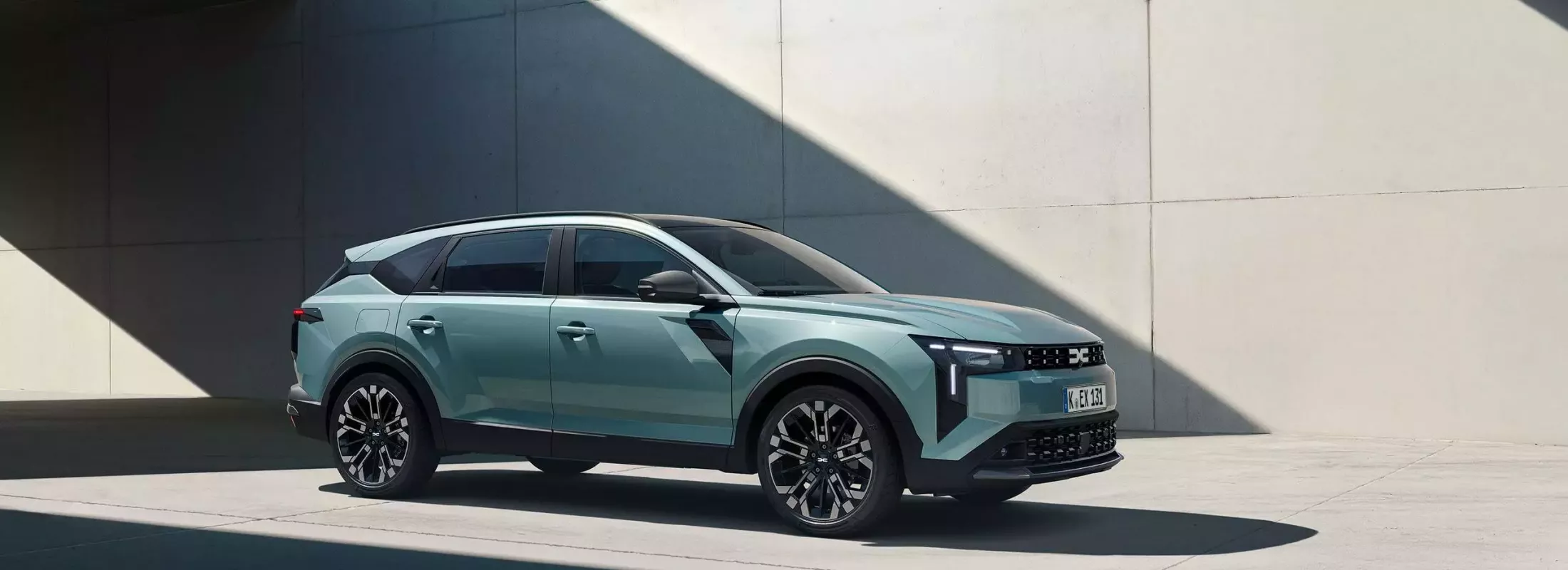 Dacia SUV in modernem Design vor Architektur